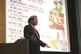 講演する蒲島知事