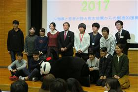 知事と学生の記念写真