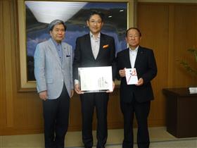 株式会社LIXILから西原村へのスタイルシェード贈呈式