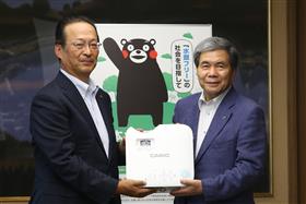 贈呈式で「水銀フリープロジェクター」を受け取る蒲島知事