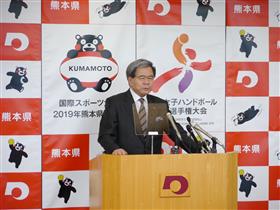 コメントする蒲島知事の写真