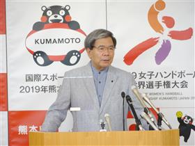 コメントする蒲島知事の写真