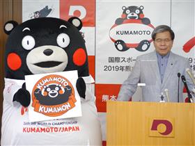 コメントする蒲島知事の写真