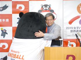 くまモンとハグする蒲島知事の写真