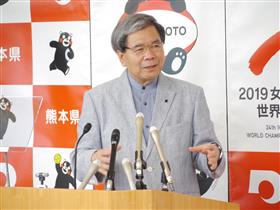 記者からの質問に答える蒲島知事の写真