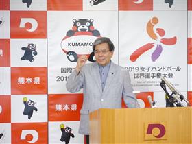 記者からの質問に答える蒲島知事の写真