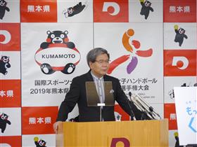 コメントする蒲島知事の写真
