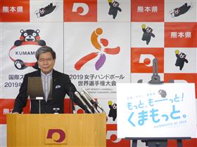 コメントする蒲島知事の写真