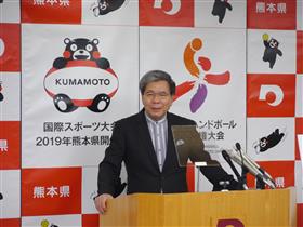 記者からの質問に答える蒲島知事の写真