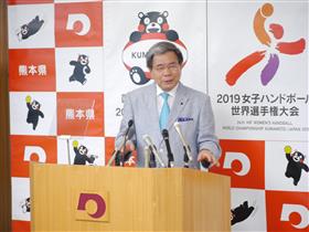 記者からの質問に答える蒲島知事の写真