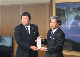 寄附金贈呈式で目録を受けた知事