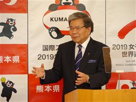 記者からの質問に答える蒲島知事の写真