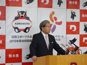 コメントする蒲島知事の写真