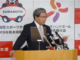 記者からの質問に答える蒲島知事の写真