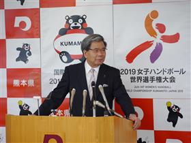 記者からの質問に答える蒲島知事の写真