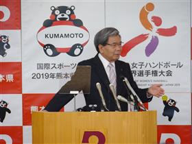 記者からの質問に答える蒲島知事の写真