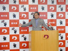 記者からの質問に答える蒲島知事の写真