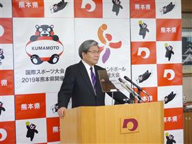 コメントする蒲島知事の写真