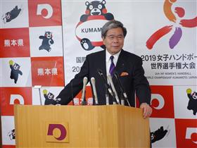 記者からの質問に答える蒲島知事の写真