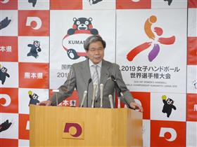 コメントする蒲島知事の写真