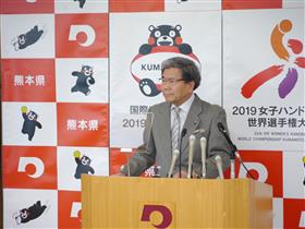 記者からの質問に答える蒲島知事の写真