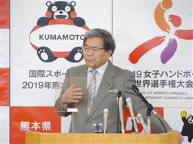 記者からの質問に答える蒲島知事の写真