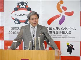 記者からの質問に答える蒲島知事の写真