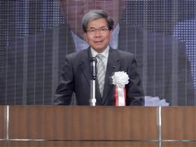 ステージ上で挨拶する蒲島知事