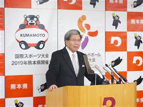 コメントする蒲島知事の写真