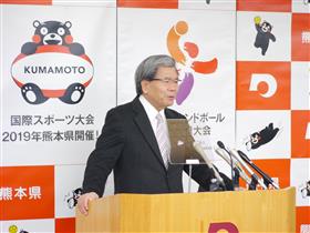 記者からの質問に答える蒲島知事の写真