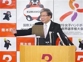 記者からの質問に答える蒲島知事の写真