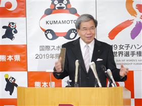 記者からの質問に答える蒲島知事の写真