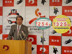 コメントする知事の写真
