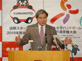 記者からの質問に答える知事の写真