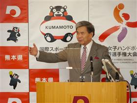 記者からの質問に答える知事の写真
