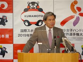 記者からの質問に答える知事の写真