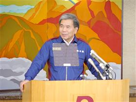 記者からの質問に答える知事の写真