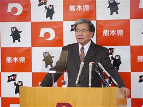 コメントする蒲島知事の写真