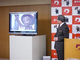 コメントする蒲島知事の写真