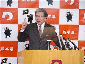記者からの質問に答える蒲島知事の写真