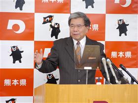 記者からの質問に答える蒲島知事の写真