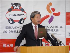 コメントする蒲島知事の写真