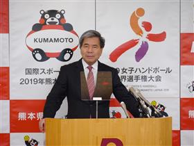 コメントする蒲島知事の写真