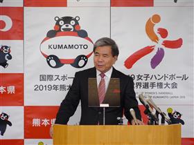 記者からの質問に答える蒲島知事の写真