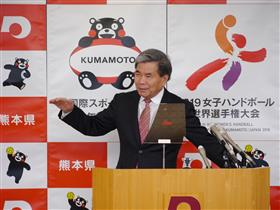 記者からの質問に答える蒲島知事の写真