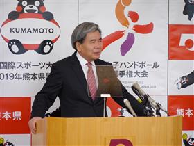 記者からの質問に答える蒲島知事の写真
