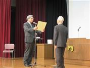受賞者に表彰状を渡す蒲島知事の写真
