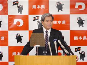 コメントする知事の写真