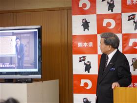 コメントする知事の写真