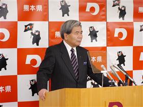 記者からの質問に答える知事の写真